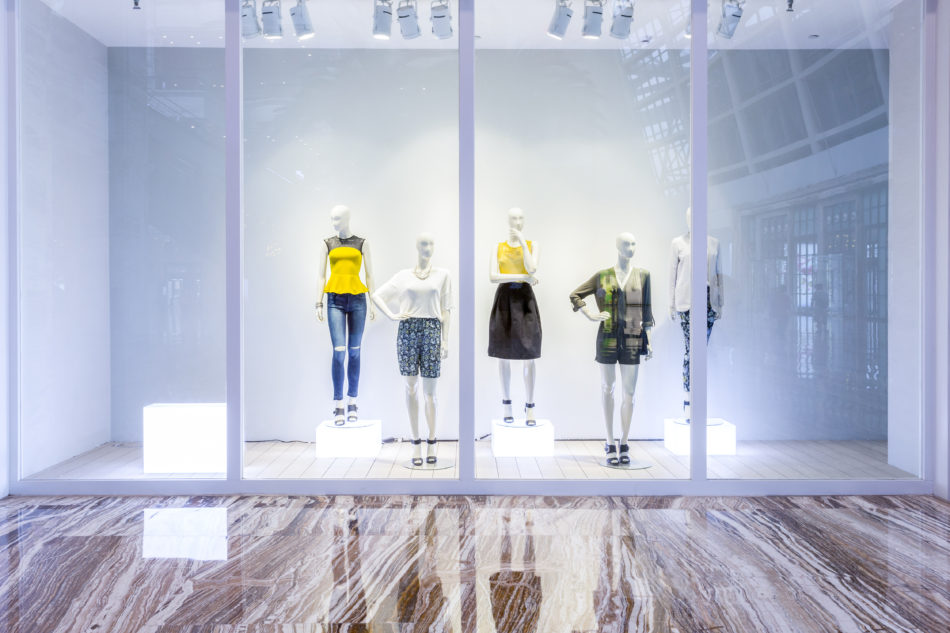 Shop wiwwndow with mannequins